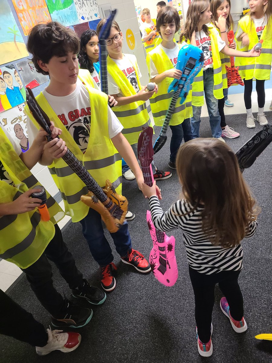 msjfeck's tweet image. My little one loved being here to meet my students, pass out props, and rock out to their musical! @DrydenSchool #drydenrocks #ahsd25itspersonal @LenDeptula