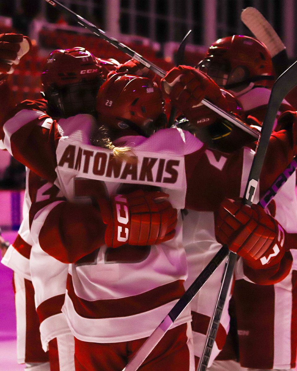 NCAAIceHockey's tweet photo. #NCAAHockey Top Shots of the Week 📸🏒 https://t.co/bekHk0KY4C