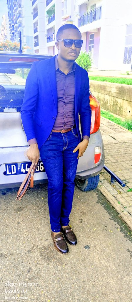 Não confunda cabeça erguida com nariz em pé.