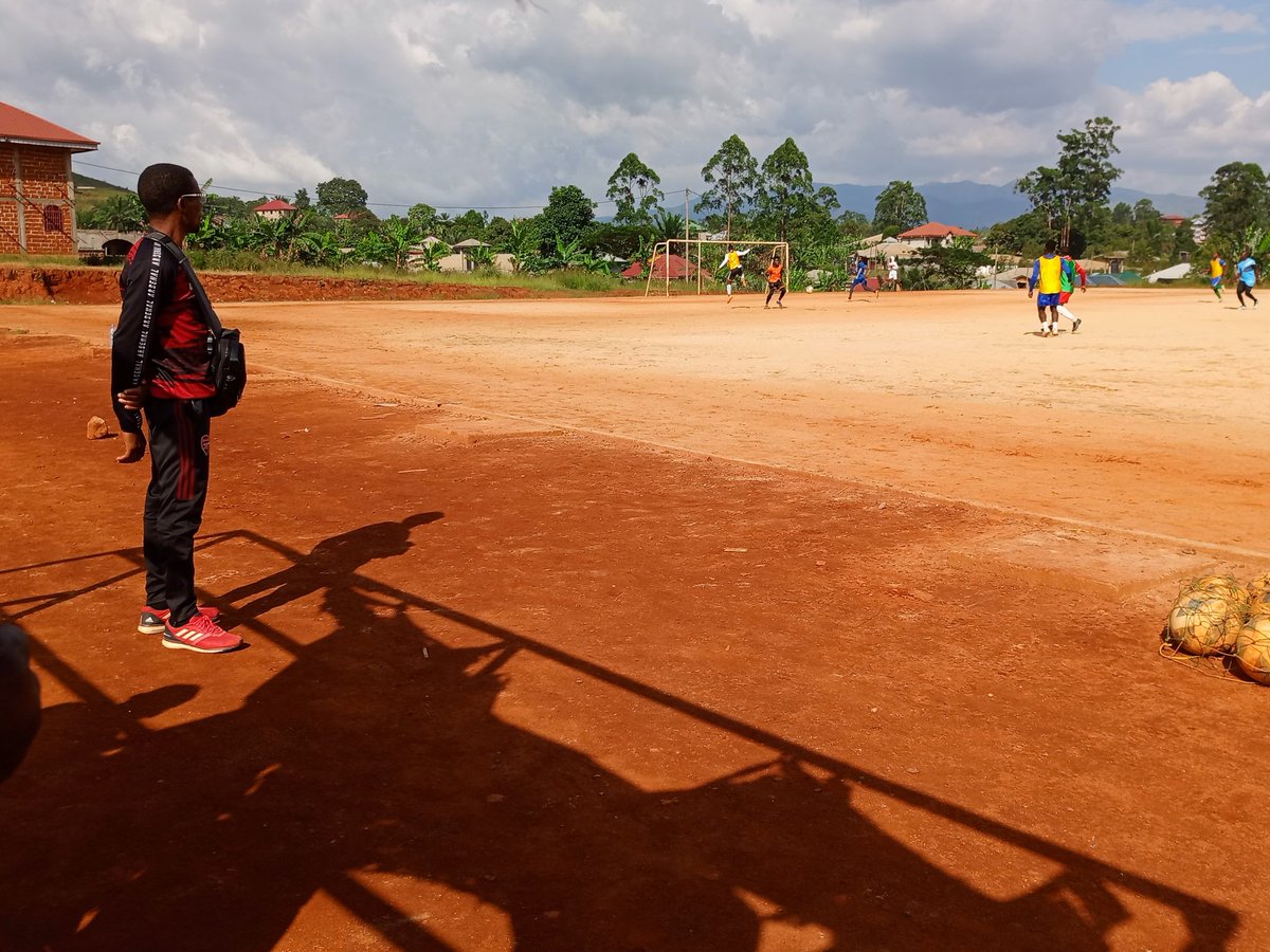 Kosi_foottalk's tweet photo. Rainbow FC just completed their training session at the GS Nibung field. 

The #NWRFL side trains from 2pm to 4pm. 

#football #rainbowfc #cameroon #bamenda https://t.co/208Pigkg12