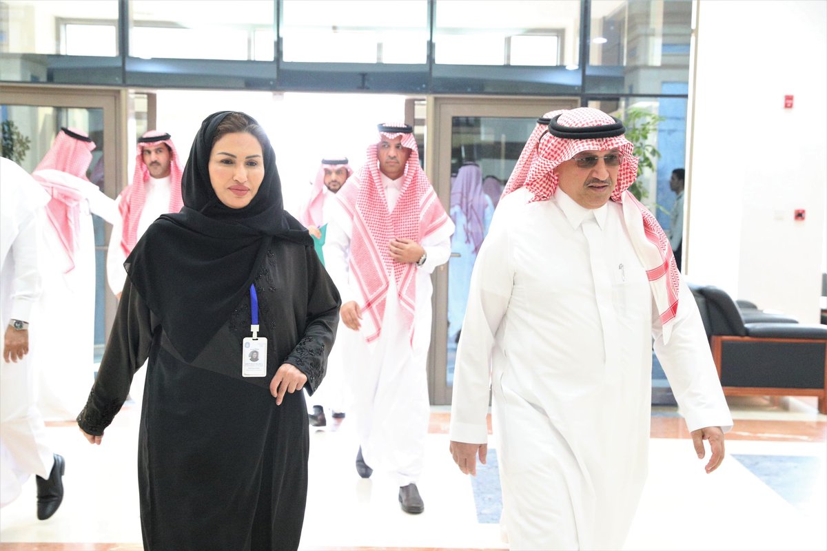 taibahu's tweet photo. معالي وزير التعليم الأستاذ يوسف البنيان في رحاب #جامعة_طيبة اليوم في زيارة رسمية حيث كان في استقباله رئيسة الجامعة د. نوال الرشيد التي عبرت عن شكرها وتقديرها وكافة منسوبي جامعة طيبة، وطلبتها لمعالي الوزير لهذه الزيارة المثمرة التي تمثل دافعاً للجميع لمزيد من العطاء. https://t.co/wmM0GsZwp3