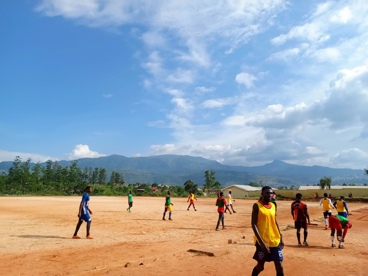 Kosi_foottalk's tweet photo. Rainbow FC just completed their training session at the GS Nibung field. 

The #NWRFL side trains from 2pm to 4pm. 

#football #rainbowfc #cameroon #bamenda https://t.co/208Pigkg12