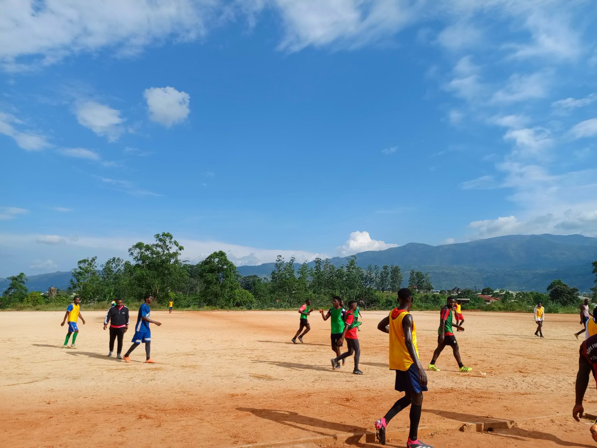Kosi_foottalk's tweet photo. Rainbow FC just completed their training session at the GS Nibung field. 

The #NWRFL side trains from 2pm to 4pm. 

#football #rainbowfc #cameroon #bamenda https://t.co/208Pigkg12