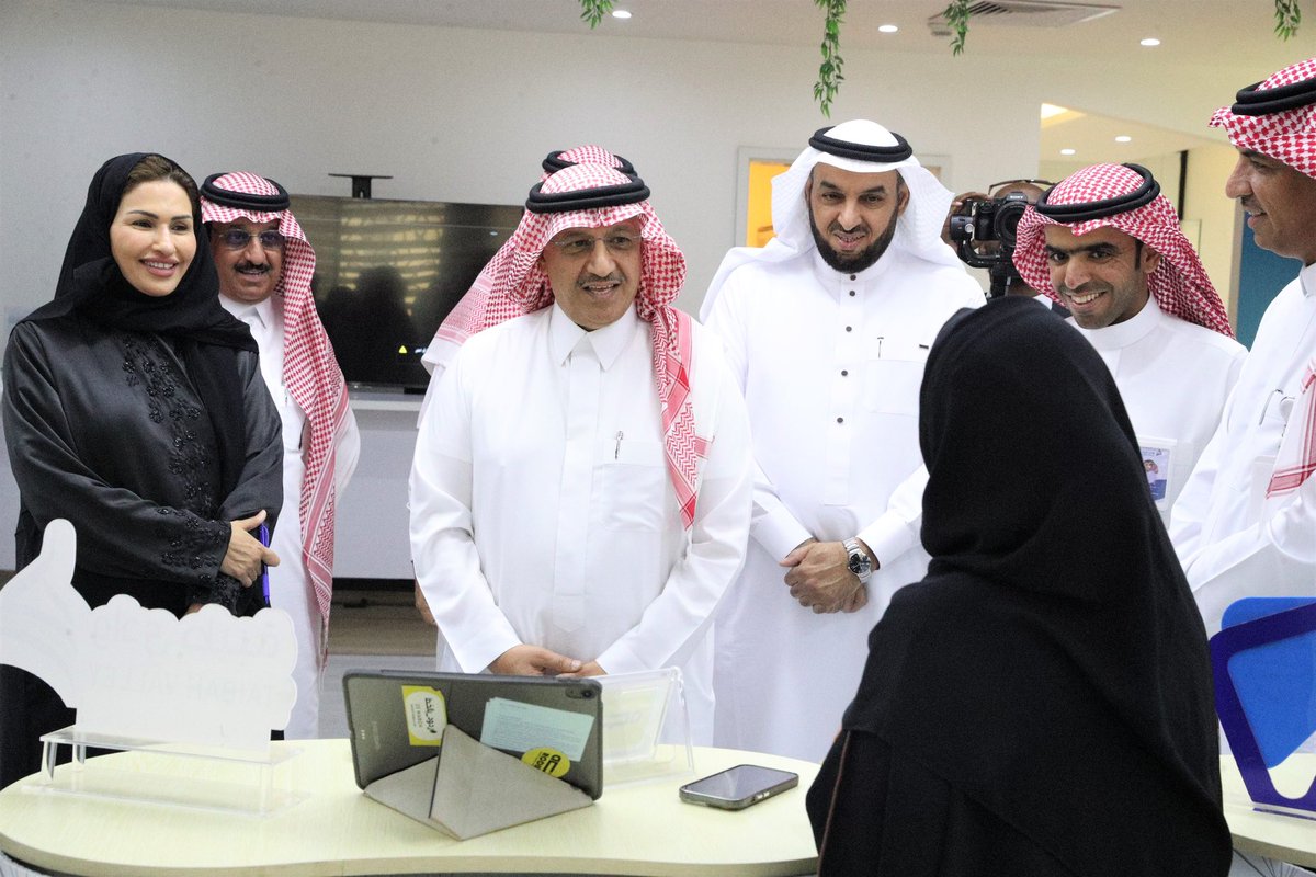 taibahu's tweet photo. معالي وزير التعليم يشيد بأصحاب المشاريع الابتكارية من رواد الأعمال من طلبة جامعة طيبة وخريجيها الذين مكنتهم شركة وادي طيبة من إطلاق مشاريعهم الريادية، ويعبر خلال لقائه بهم عن سعادته بما وصلوا له من نجاحات، وما حققوا من إنجازات. https://t.co/6ZySMxmbP2
