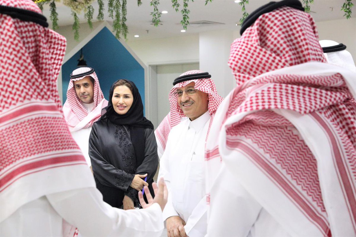 taibahu's tweet photo. معالي وزير التعليم يشاهد عروضاً لأبرز مشاريع شركة وادي طيبة والإنجازات التي حُقِّقَتها، ومن بينها منصة علم التي تستهدف 43 ألف مدرسة و490 ألف معلم و6 ملايين طالب، وتهدف لتبني نماذج الذكاء التوليدي في العلمية التعليمية. ومنصة Education Advisory والتي تستهدف البيئة التعليمية الجامعية بتقليل انسحاب الطلاب وتحسين كفاءة الإنفاق