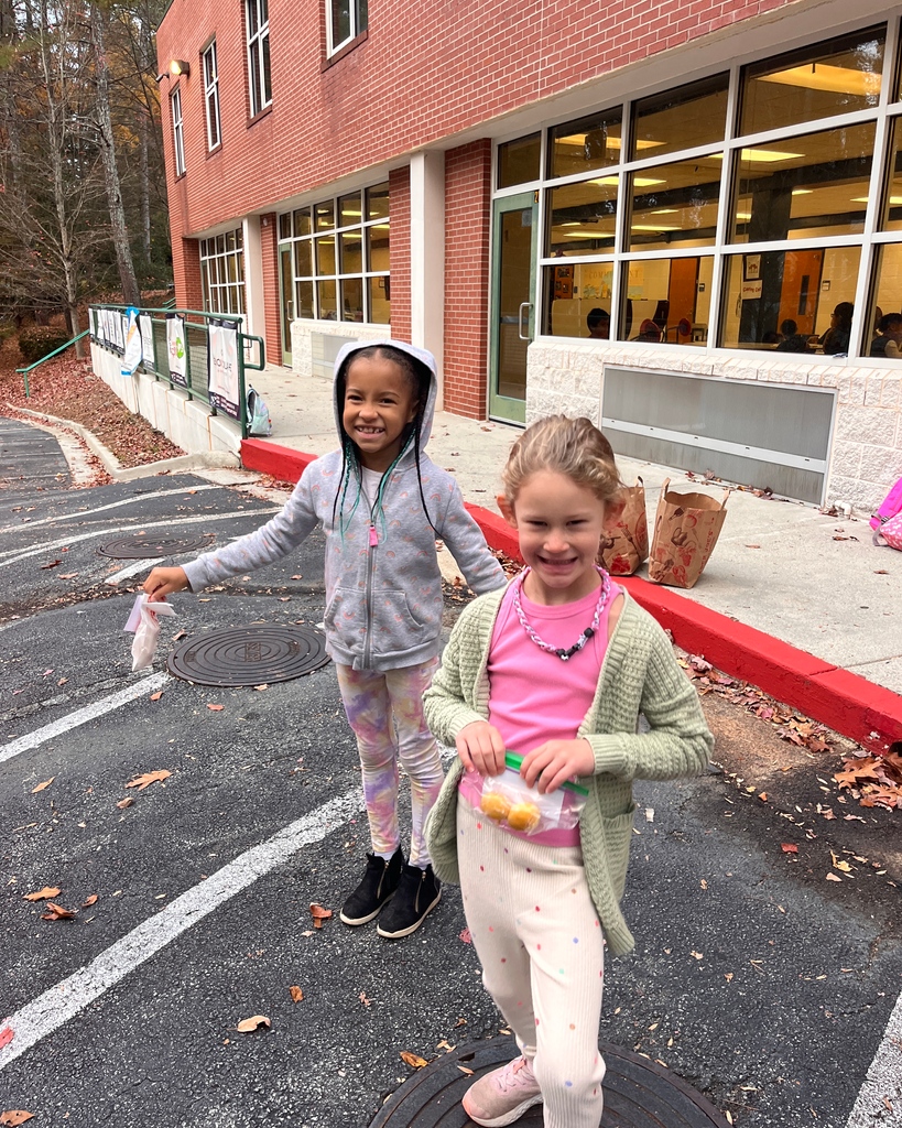 The Sarah Smith Education Foundation had some amazing helpers at carpool! Donut 🍩 forget to donate to the SSEF! We are 25,000 from our goal, please consider donating to support enhancing curriculum at SRS. All donations are tax deductible.