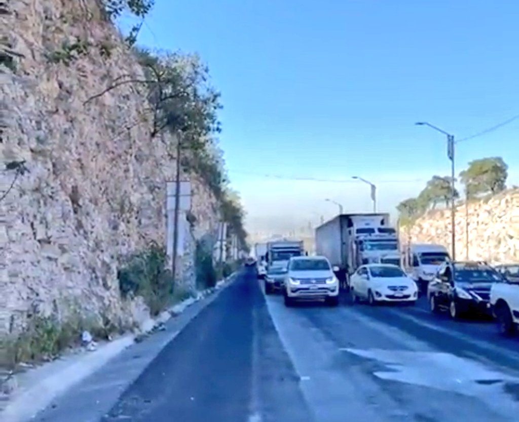 urbano_noticias's tweet photo. #URGENTE #Puebla
⚠️Hay bloqueo parcial a la circulación en el #Periférico Ecológico a la altura de Bosques de Chapultepec donde padres de familia exigen a #SADASI cumpla con costruir una escuela.
🔴 Solo se puede circular por un carril.
#PrecauciónVial https://t.co/q9C6tHaknr