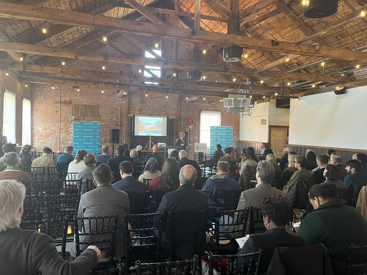 GrowSmartRI's tweet image. Lots of RI’ers here today in Pawtucket learning how the Main St program revitalizes downtowns.