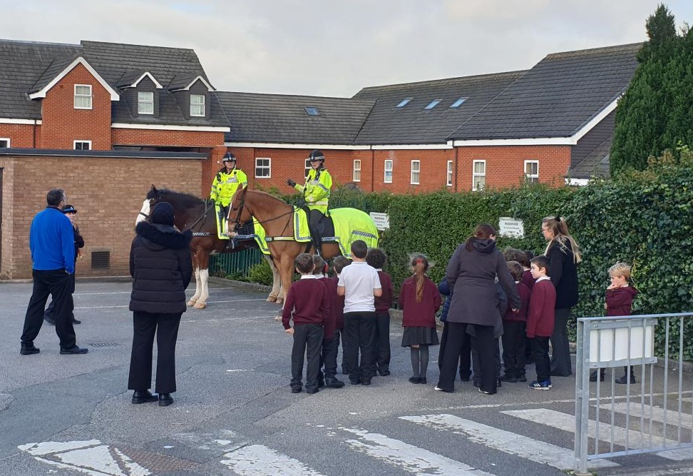 Yesterday #PHCarter and #PHBeau from @MerPolMounted  together with officers from @MerPolCEU  and the Wallasey Neighbourhood Team visited @GilbrookSchool  in Woodchurch to speak to pupils about ‘Who we are, and what we do’.

A big thank you to the school for inviting us!