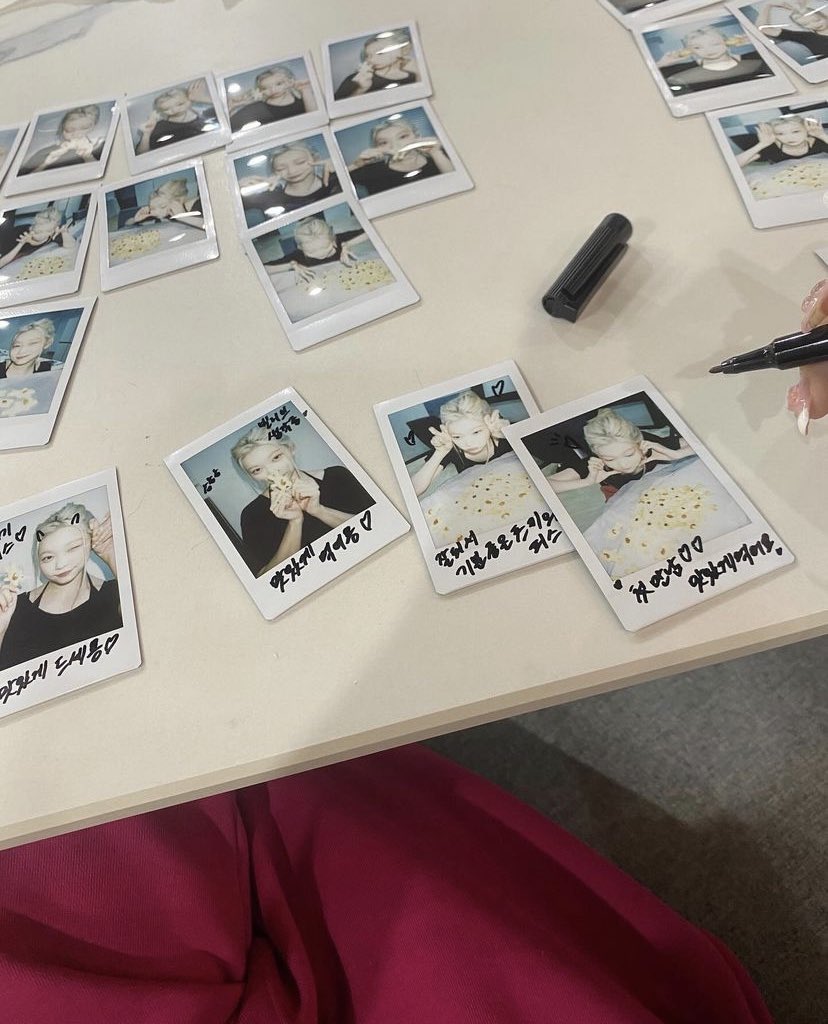 littlerabtari's tweet photo. ㅜㅜ.. 츠키가 팬들 주려고 쿠키 성공할때까지 200개 넘게 굽고 폴라로이드 70장 찍어서 싸인도 아니고 하나하나 낙서한거 진짜울음남..
몇달동안 하루에 두세시간 잘까말까하는 애가 새벽 두시에 이거 준비하면서 버블라이브까지 켜고....... 마음이 너무 예뻐.. https://t.co/GF75VoXP3T