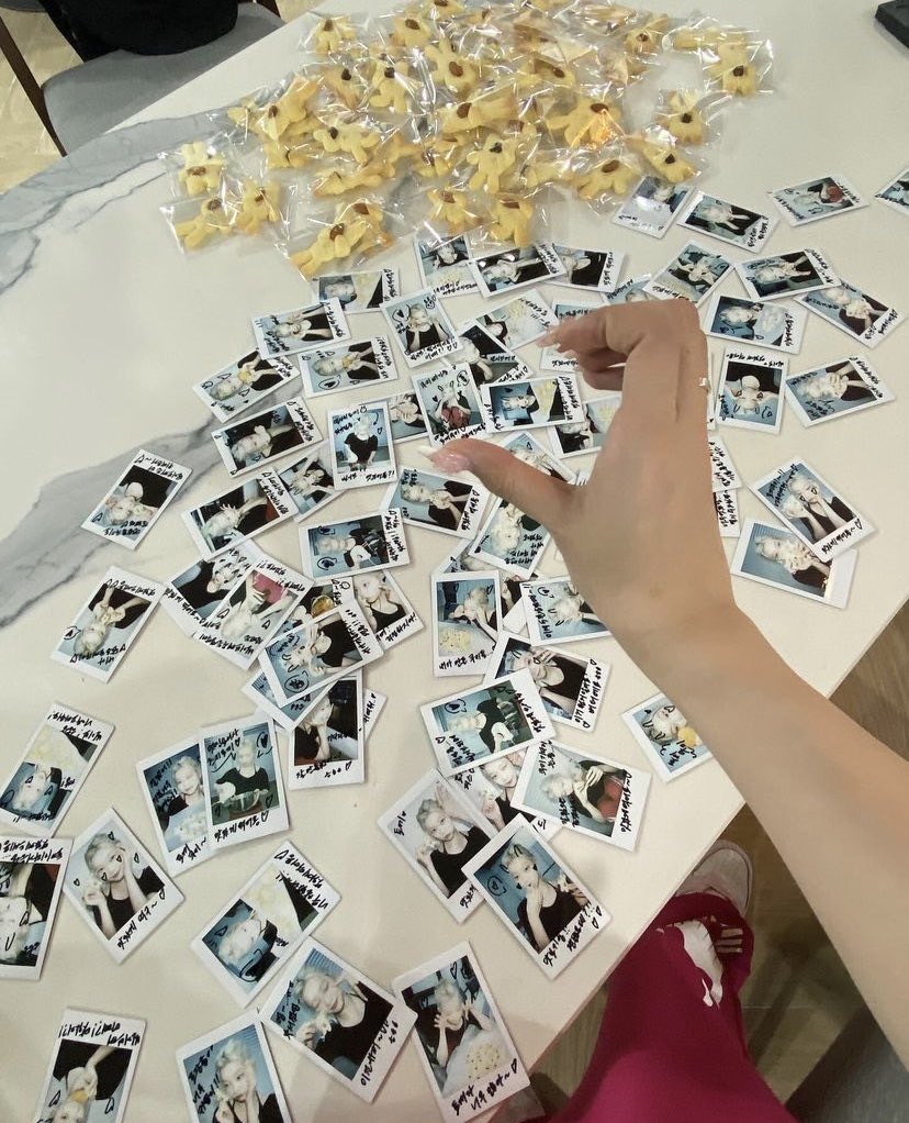 littlerabtari's tweet photo. ㅜㅜ.. 츠키가 팬들 주려고 쿠키 성공할때까지 200개 넘게 굽고 폴라로이드 70장 찍어서 싸인도 아니고 하나하나 낙서한거 진짜울음남..
몇달동안 하루에 두세시간 잘까말까하는 애가 새벽 두시에 이거 준비하면서 버블라이브까지 켜고....... 마음이 너무 예뻐.. https://t.co/GF75VoXP3T