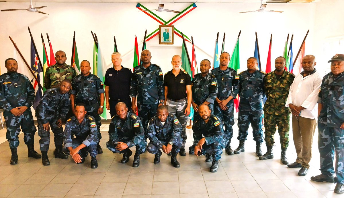 EnvrTica's tweet photo. Clap de fin pour la Mission d'Expertise Sécurité.
Mission réussie haut la main puisque 9 instructeurs de l'école 🇬🇶🇫🇷 navale ⚓️ont pu obtenir le niveau requis pour être à leur tour formateurs.
Bravo à tous👏
@CoopSecuDefense 
@FranceMalabo https://t.co/0c2gDdZxAZ