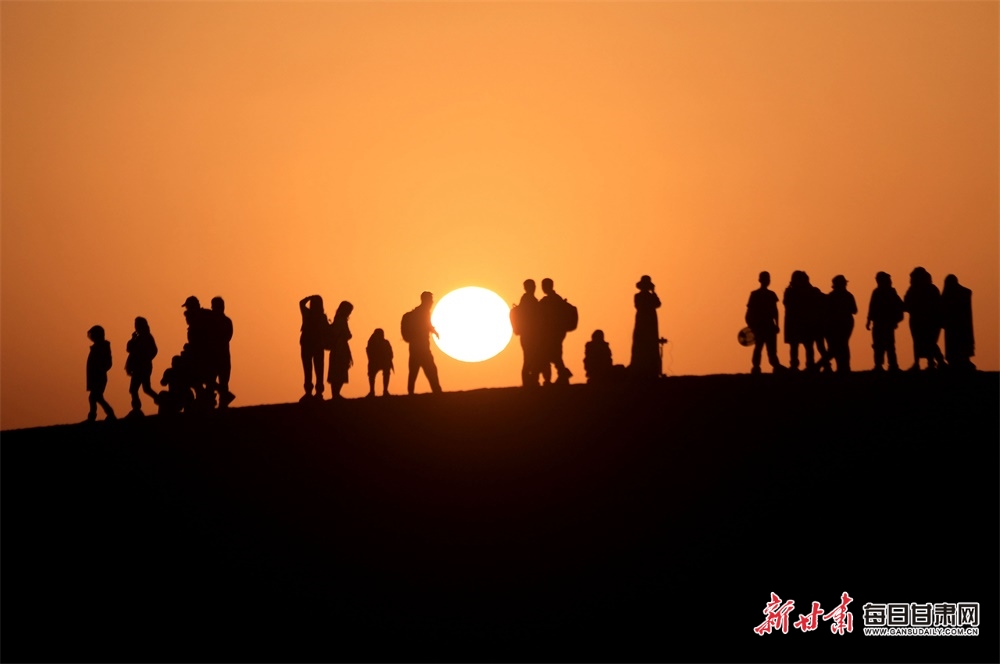 HiGansu's tweet photo. [Light and Shadow Vision] Sunrise photography on Mingsha Mountain is a bit too beautiful😀

#Chinagansushow #Gansu #china #chinatravel  #photographer  #naturebeauty #life  #internetplus https://t.co/hTvRXUOOsf