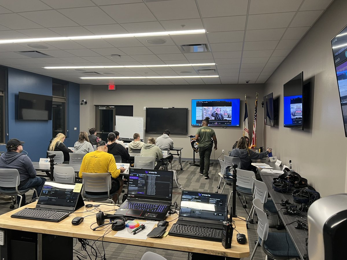 NLPD welcomed <a href="/UIowa_Police/">Sarcastic Iowa Guy</a> and the student practicum last night for 3 hours of building clearing tactics and VR simulator. 

It is always great to see the next potential generation of law enforcement in action!