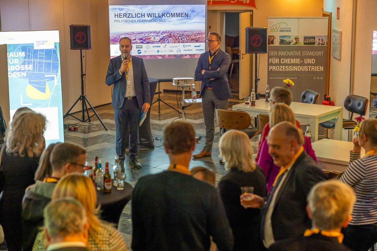 ChemieKnapsack's tweet photo. Der Chemiepark Knapsack hat erneut zum „Politischen Feierabend“ ins Feierabendhaus eingeladen. Rund 60 politische Mandatsträger*innen aus Stadt und Kommune, sowie Kreis-, Land- und Bundestag nahmen am gestrigen Abend an dem jährlich stattfindenden Informationsaustausch teil. 👏 https://t.co/j4eMfA3Df1