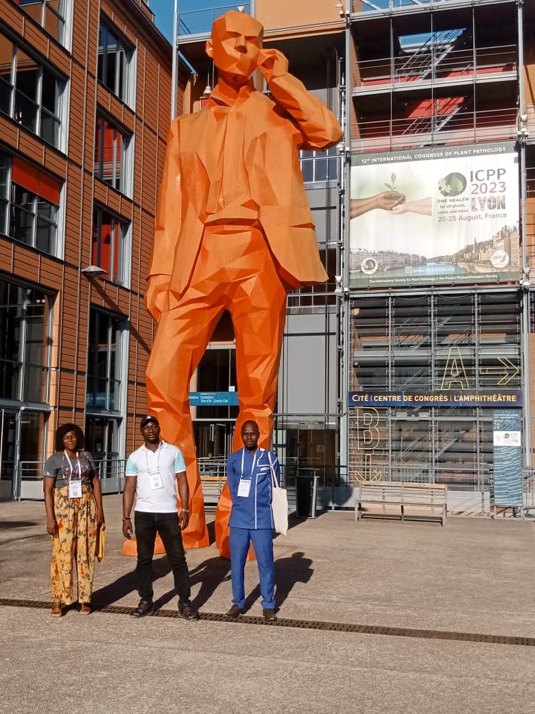 Researcher Oumarou Dianda from the Institute of Environment and Agricultural Research joined experts at the Intl. Congress of Plant Pathology in Lyon, France! Explore Dianda's <a href="/CETC_IL/">Current and Emerging Threats to Crops Lab</a> paper on dieback management, vital for Burkina Faso's mango industry. 

sciencedirect.com/science/articl…