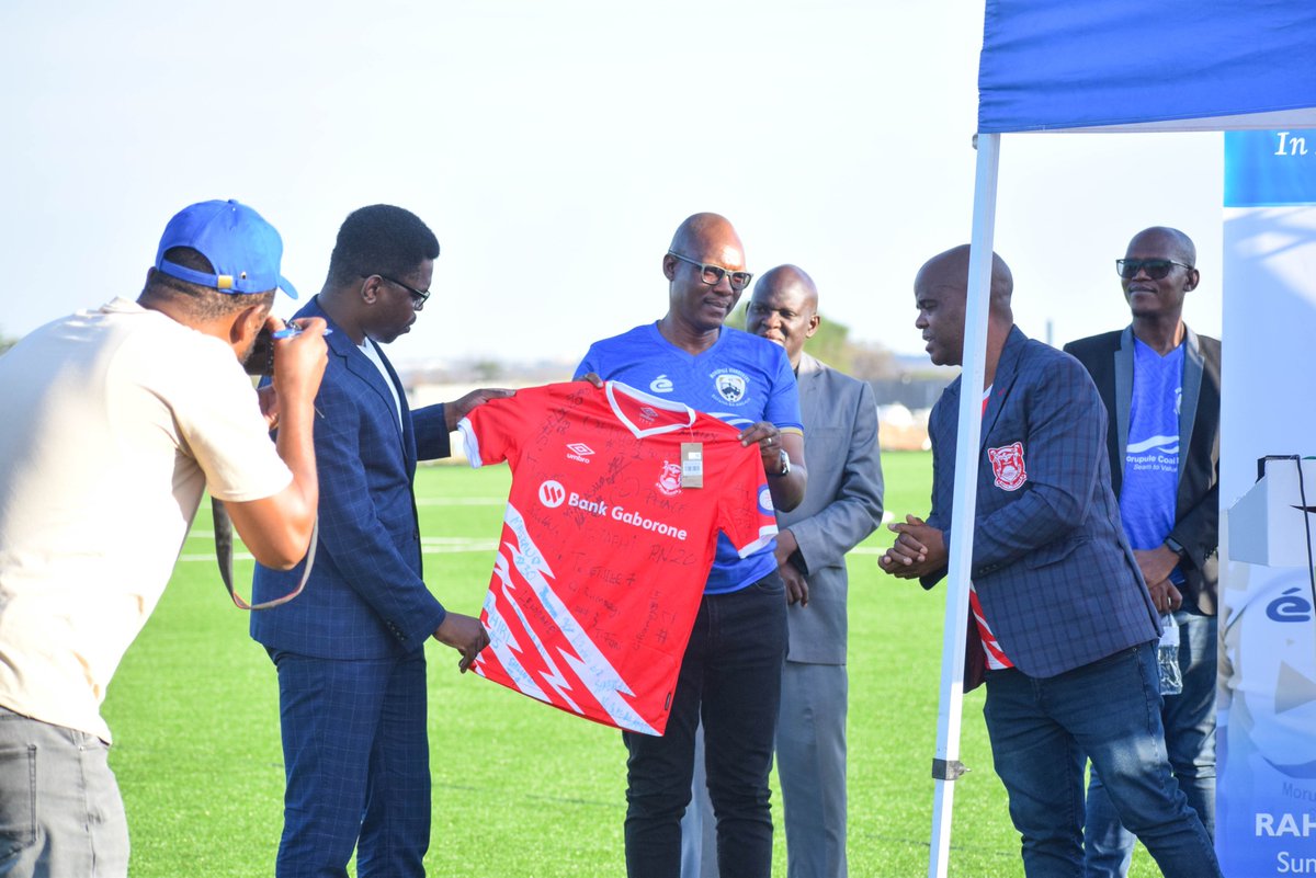 BotswanaLeague's tweet image. 𝗜𝗡-𝗟𝗢𝗩𝗜𝗡𝗚 𝗠𝗘𝗠𝗘𝗢𝗥𝗬 𝗢𝗙 𝗥𝗔𝗛𝗠𝗔𝗡 𝗚𝗨𝗠𝗕𝗢

A signed t-shirt from Gaborone United players presented by  Marketing and Communications Manager Herbert Letsebe given to family of the late Rahman Gumbo.

#BPLFootball
#rahmangumbo
#memorialservices