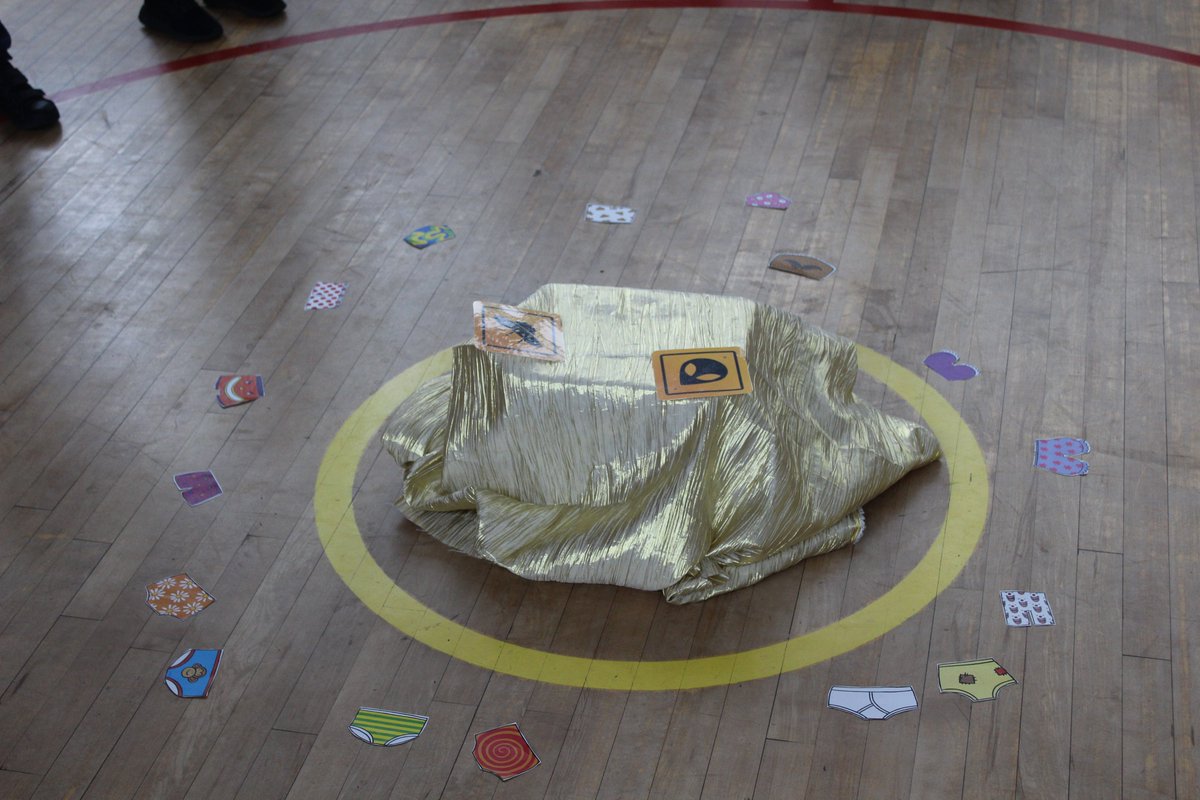 strichardsrc's tweet photo. Year 2 went to PE this afternoon and found something rather surprising....an alien invasion! #englishhook #ShineLikeStars #alieninvasion https://t.co/SRDRiF3m5M