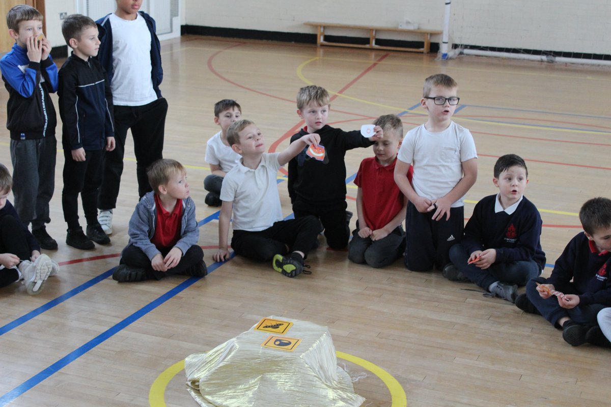strichardsrc's tweet photo. Year 2 went to PE this afternoon and found something rather surprising....an alien invasion! #englishhook #ShineLikeStars #alieninvasion https://t.co/SRDRiF3m5M