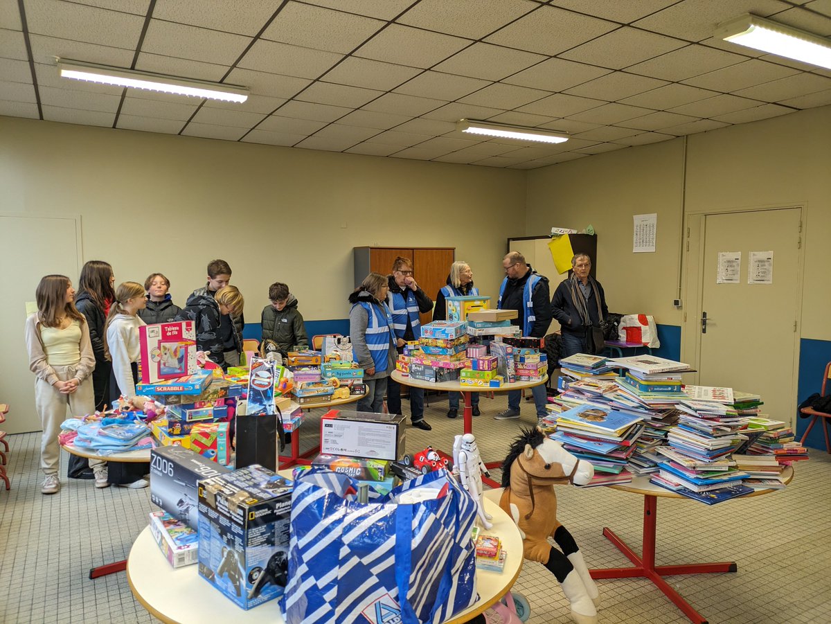 CollegeLongueau's tweet photo. Les élèves du CVC du @CollegeLongueau ont organisé une collecte de jouets et livres au profit du @SecoursPop que les bénévoles sont venus chercher cet après-midi. Grand merci à tous, jeunes et adultes,  pour leur générosité ! https://t.co/DBRtTYdDE5
