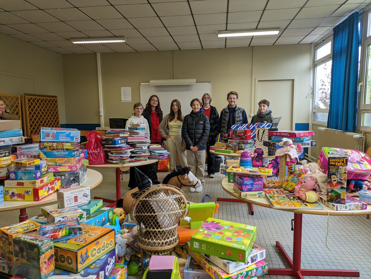 CollegeLongueau's tweet photo. Les élèves du CVC du @CollegeLongueau ont organisé une collecte de jouets et livres au profit du @SecoursPop que les bénévoles sont venus chercher cet après-midi. Grand merci à tous, jeunes et adultes,  pour leur générosité ! https://t.co/DBRtTYdDE5