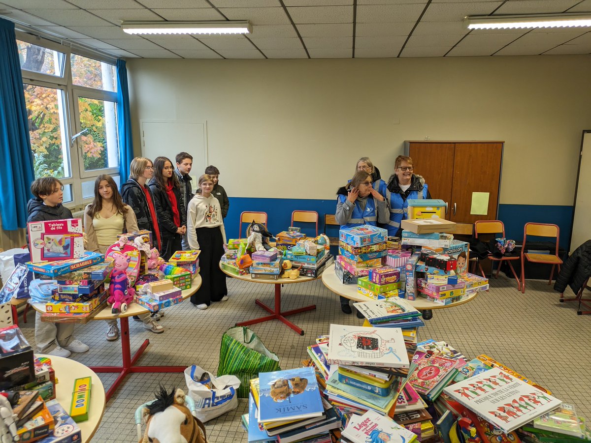 CollegeLongueau's tweet photo. Les élèves du CVC du @CollegeLongueau ont organisé une collecte de jouets et livres au profit du @SecoursPop que les bénévoles sont venus chercher cet après-midi. Grand merci à tous, jeunes et adultes,  pour leur générosité ! https://t.co/DBRtTYdDE5