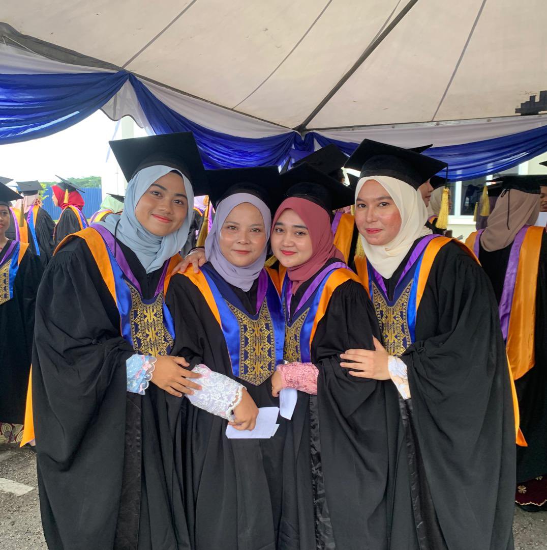farrasweety's tweet photo. Convocation #umk #degree https://t.co/HpKZ81qMa1