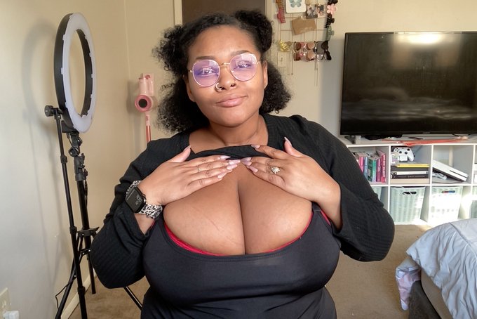 My blue light blocking glasses are so cute https://t.co/pjeKXmLSQb