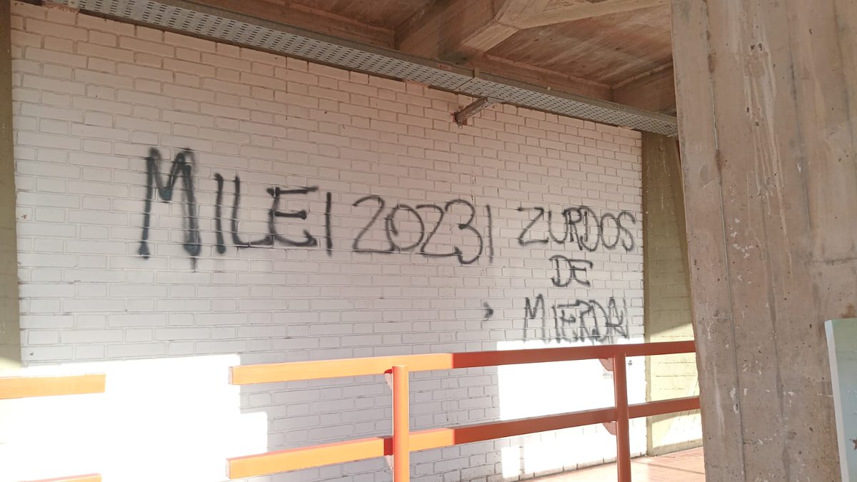 a esta facultad voy todos los días a cursar la licenciatura en trabajo social, profesión perseguida y desaparecida durante la dictadura militar, en un edificio que actualmente cuenta con los pasadizos donde se ESCONDIA a los estudiantes, hoy 40 años después amanecimos con esto