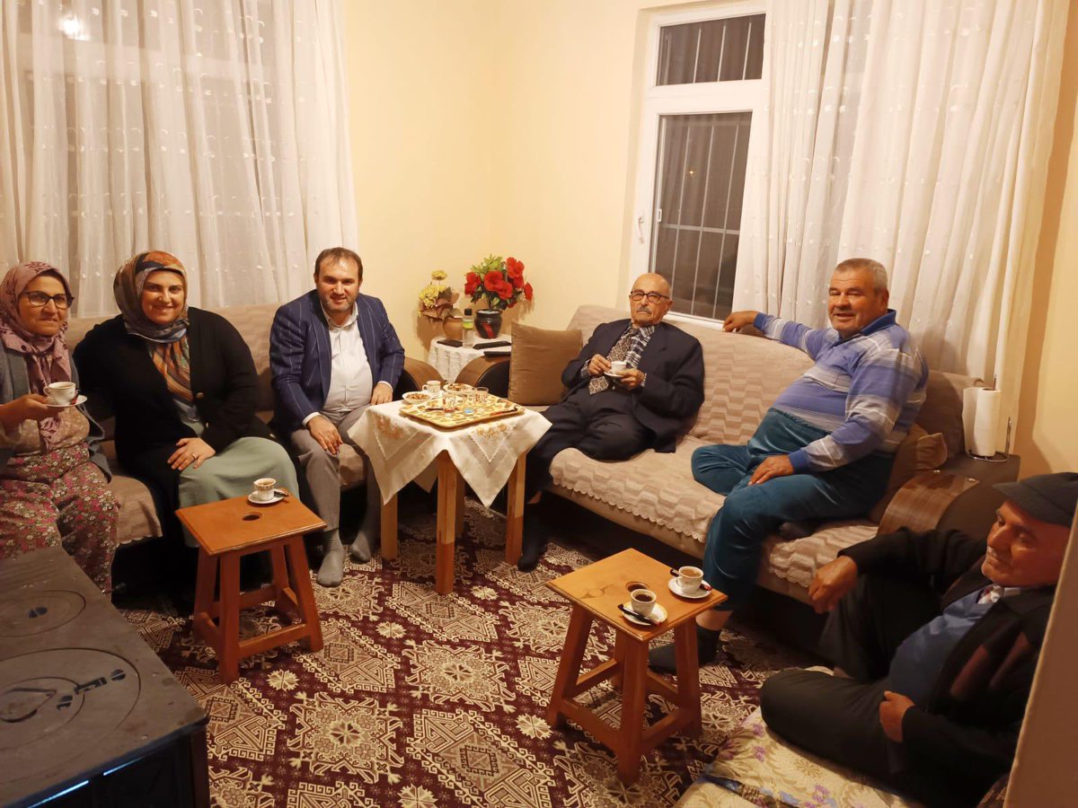 ibrahimozkan81's tweet photo. Gönüllere giriyor, hemşehrilerimizi ziyaret etmeye devam ediyoruz 😊
#Mahmutlu Mahallemizde Coşkun Özkalay ağabeyimizin kahve davetine icabet edip hasret giderdik. Nazik ev sahipliği için kendilerine teşekkür ediyorum. https://t.co/imzDgY0w2u