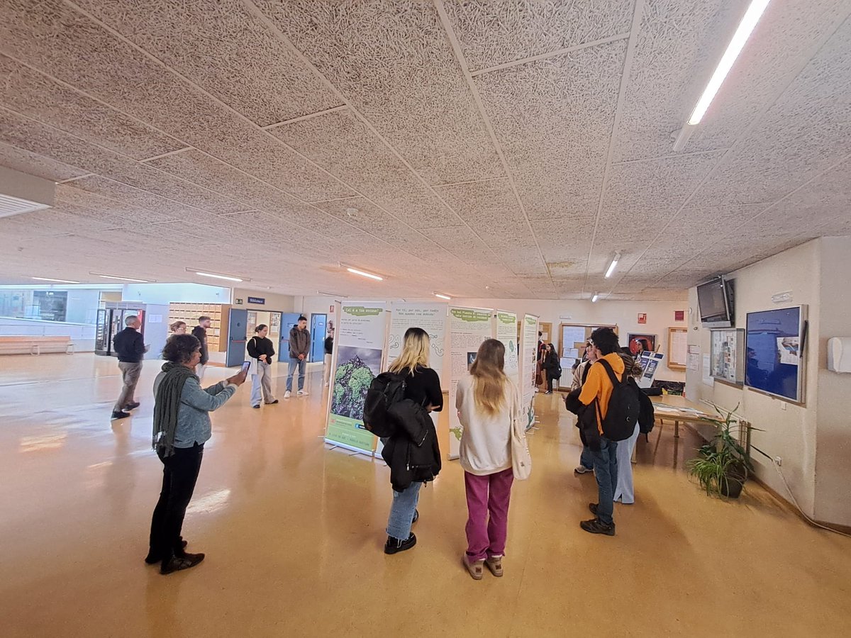 socioloxiaudc's tweet photo. Esta mañá, o noso alumnado disfrutou da visita guiada á exposición 'O lixo na UDC: Modelo Nostián', no marco da Semana Europea para Redución de residuos. Guiada por Manuel Soto, en colaboración coa @OMA_UDC
@UDC_gal
#UDCsaudable
#GreenCampus
#sustentabilidadeambiental https://t.co/YAeL0hnQOc