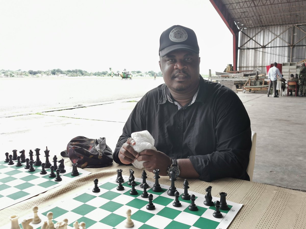 Today we made some chess on the Tarmac 🥰.#thegiftofchess #Gabon
