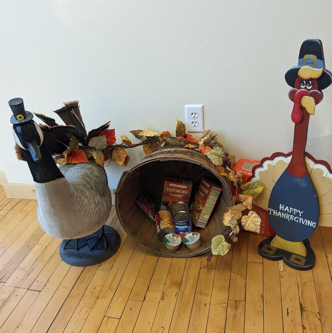 Grateful for the opportunity to make a difference this Thanksgiving season! Our Sioux City office is hosting a food drive for the Foodbank of Siouxland. Let's remember the true spirit of the season – gratitude and generosity. 
#GivingGoose #TheHungerJury #Siouxland 🦃