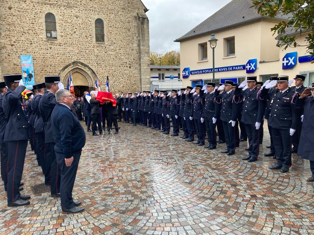 ENSOSP's tweet photo. Parce qu'il nous a transmis les valeurs qui nous animent encore aujourd'hui, l'ensemble de la #Filt111 et plusieurs cadres de l'#Ensosp ont rendu un dernier hommage au Colonel Jean-Paul Savelli, 1er directeur de notre école, devant l'église Saint Etienne de Corbeil-Essonnes. https://t.co/REvwnuAGK7