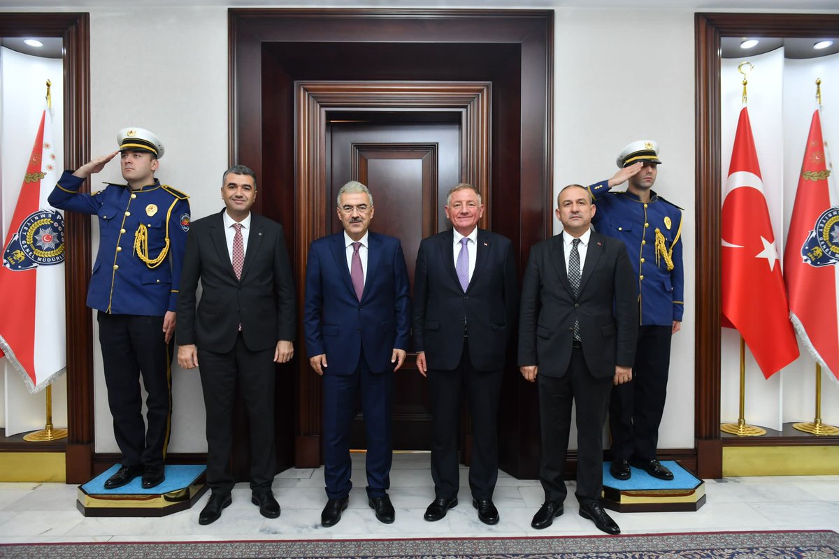Karpuzlu Belediye Başkanımız Sn. Hilmi Dönmez ve önceki dönem Sultanhisar Belediye Başkanımız Sn. Ertegün Ünal ile birlikte Emniyet Genel Müdürümüz Sn. Erol Ayyıldız’ı ziyaret ettik. Nazik misafirperverliği için Genel Müdürümüze teşekkür ediyoruz.