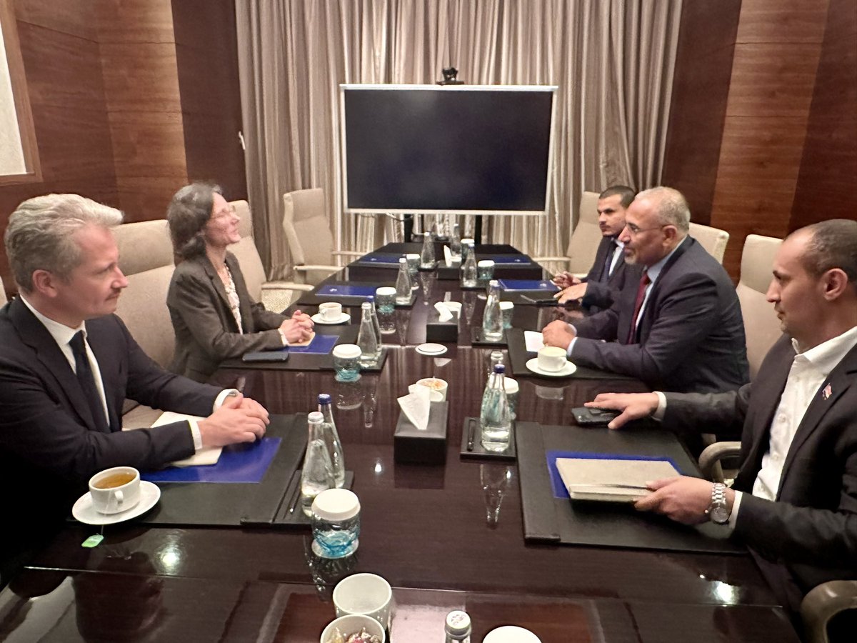 لقاء مثمر وإيجابي مع سفيرة جمهورية فرنسا لدى بلادنا كاثرين قرم كمون، استعرضنا خلاله آخر المستجدات المتعلقة بالجهود التي يقودها الأشقاء في دول التحالف والأمم المتحدة لإحلال السلام في بلادنا، واتفقنا على أهمية العمل معا لدعم مجلس القيادة وتعزيز تماسكه ودعم جهوده في تنفيذ المهام