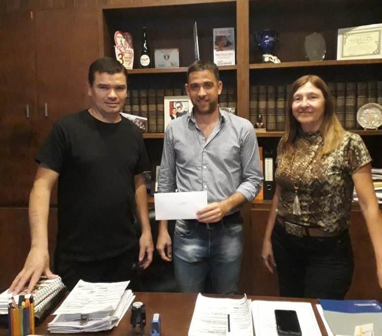 de_wheelwright's tweet photo. En representación del Senador @lisandroenrico y la Senadora @LetiDiGregorio, hicimos entrega de un aporte a la Iglesia Unión Pentecostal para reformas y mejoras en su Iglesia. https://t.co/eew036Yhr4