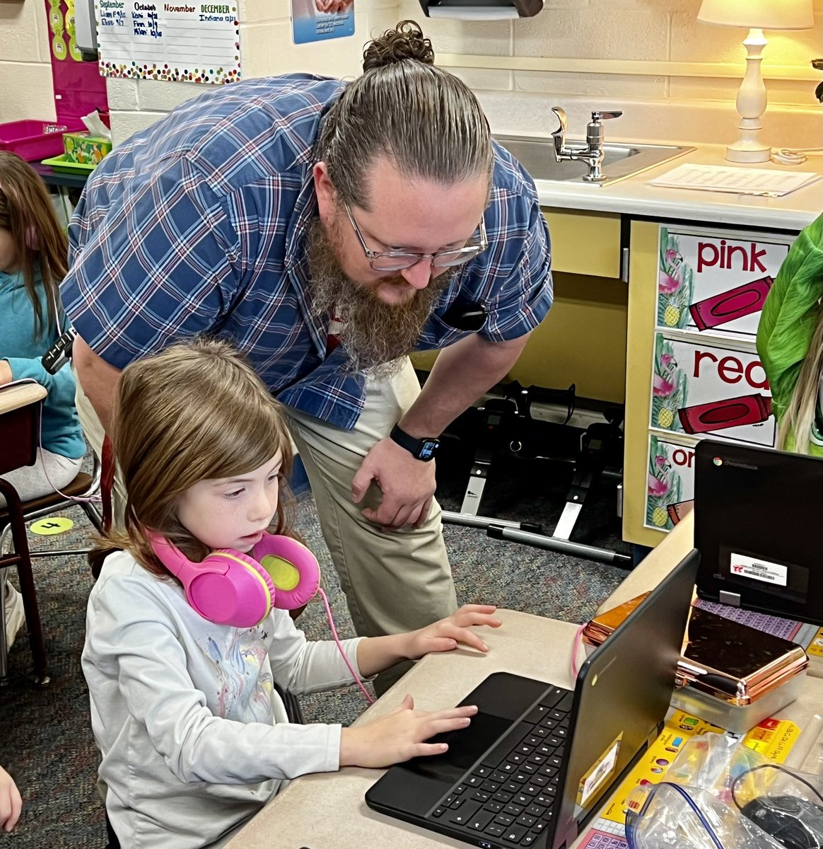 MrLawsonEdTech's tweet photo. How’s my day going? 🤔 This morning at Elda Elementary in @MrsMartinSmiles class a first grader told me I was the best tech dude ever, so… #RossRams #BeRams #buildaturkey @EldaPrincipal @Ross_Local https://t.co/lBsbV5iKGr