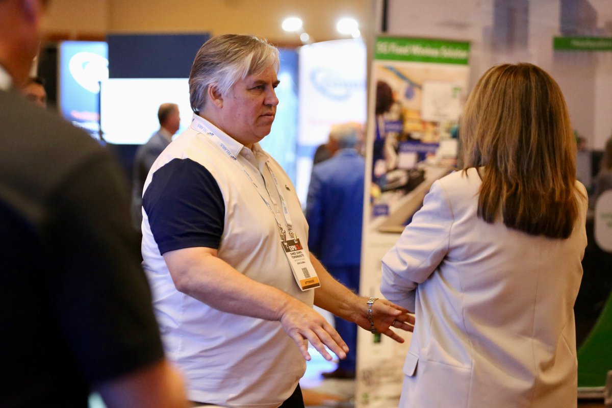 Crexendo's tweet photo. The team enjoyed catching up with @jeffpulver last night at #CVxExpo! If you haven't already, make sure to stop by booth #6002 today to chat about the latest #UCaaS and #CCaaS technology solutions. 

#TeamCrexendo #CrexendoPartners #cloudcomms #voip