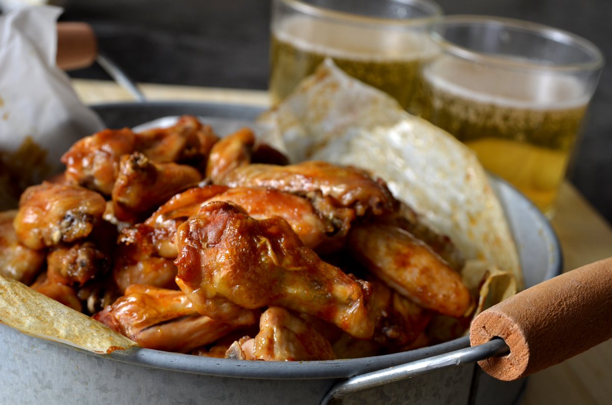 There's a big game coming up on Sunday! 🏈

Need a quick and easy game-time meal? Our Buffalo Chicken Wings will definitely be a crowd favourite for your party! 

Go <a href="/Wpg_BlueBombers/">Winnipeg Blue Bombers</a> ! 

Find the recipe here ➡️grannys.ca/recipe/buffalo…