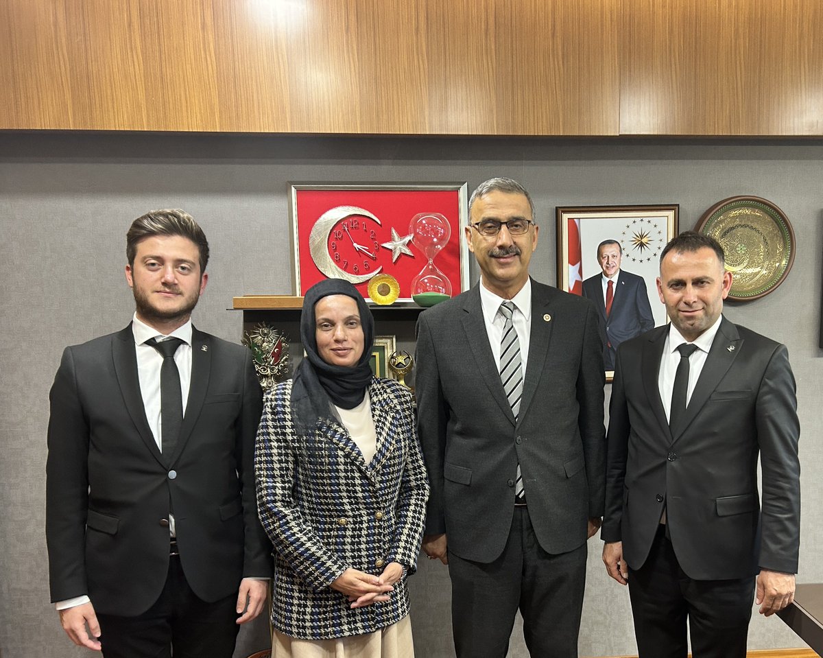 LBayraktar54's tweet photo. Kaynarca İlçe Başkanımız Sn. @pulat_muhammet, Kadın Kolları Başkanımız Sn. Meva Eryiğit, Gençlik Kolları Başkanımız Sn. Aykan Ayan ve kıymetli Yönetim Kurulu Üyelerimizi Gazi Meclisimizdeki çalışma ofisimizde konuk ettik.

Değerli Başkanlarımıza ve Yönetim Kurulu Üyelerimize nazik ziyaretleri nedeniyle teşekkür ediyorum.
