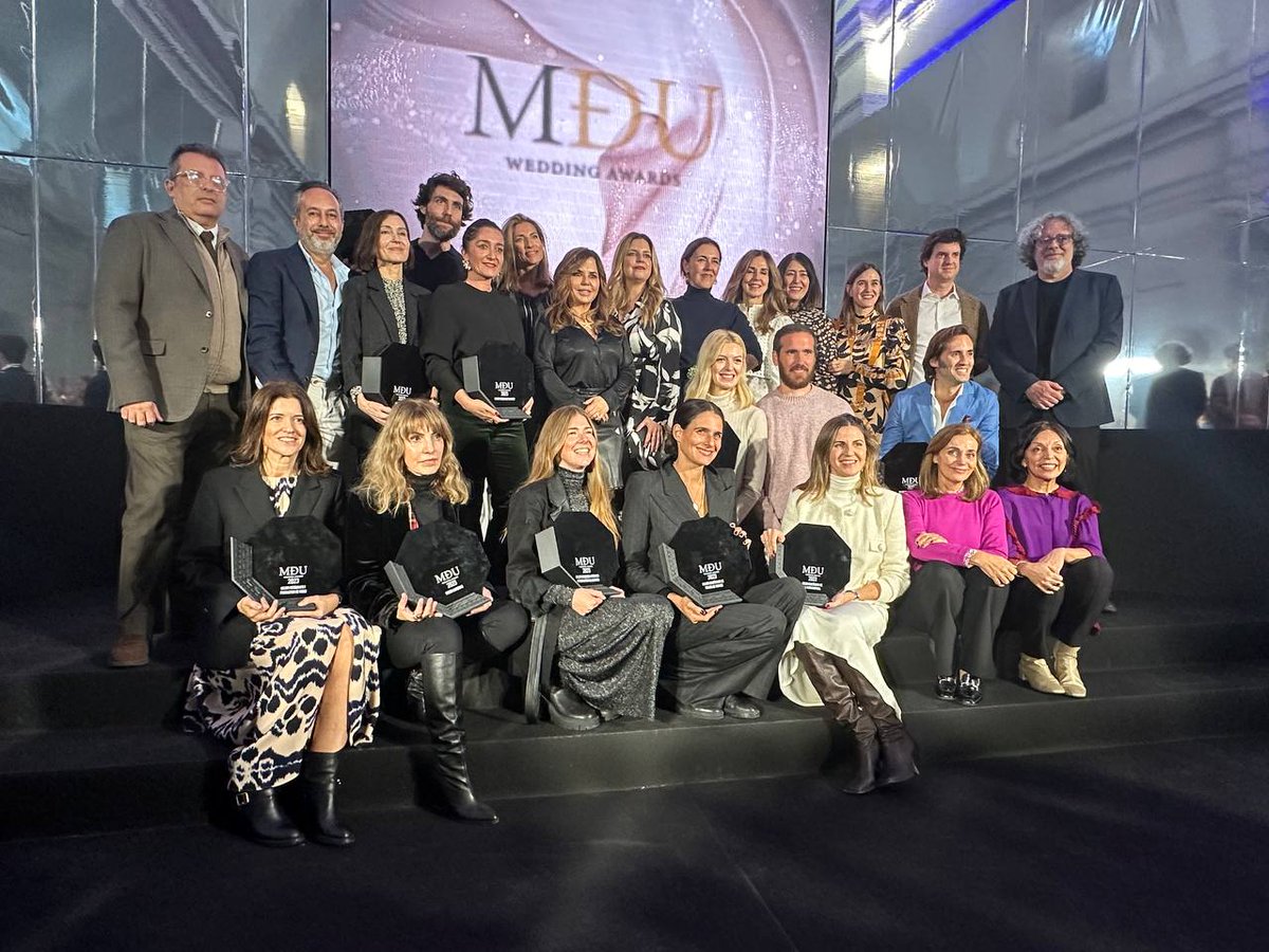 EventosUE's tweet photo. @monasterioucles @FlorealeTweet @bibianafierro 😁Así de sonrientes están los galardonados en esta gala de los #PREMIOSMONASTERIOUCLÉS @monasterioucles https://t.co/L7H0mZ8JU8