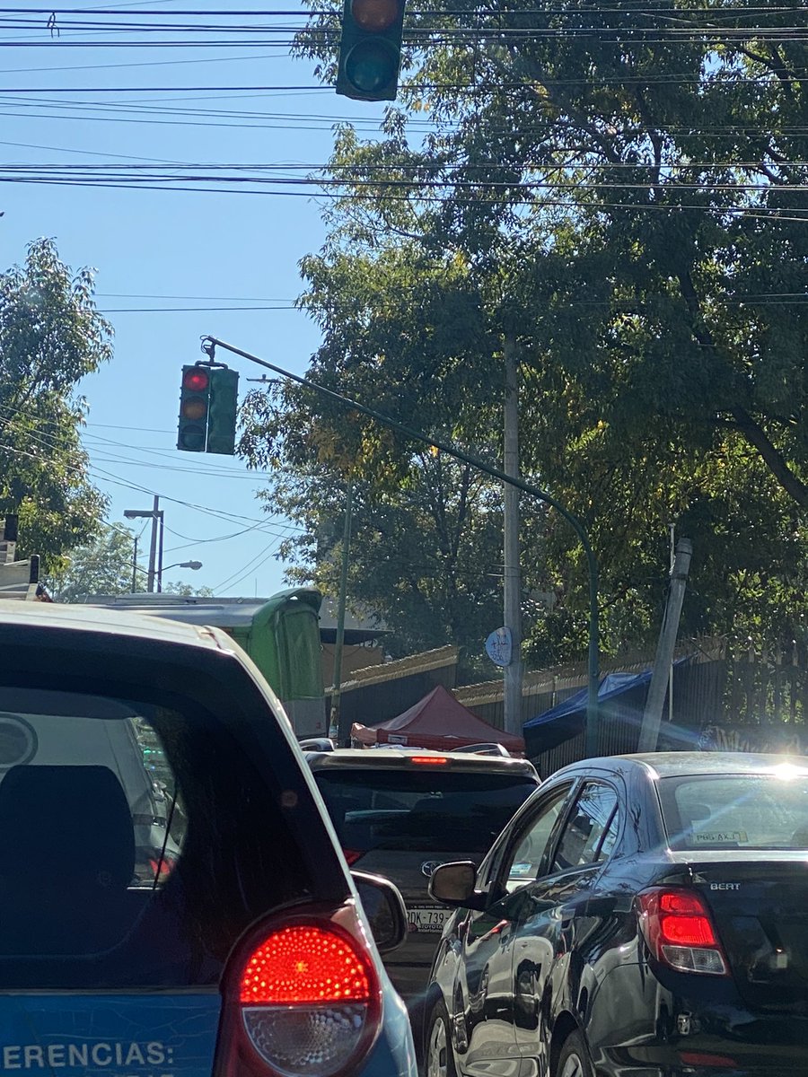ClautreTrejo's tweet photo. @alfagonzalezm @TlalpanAl  tienen que arreglar este semáforo, literal dura 15 segundos, nadie lo respeta y es un caos vial en sor Juana Inés y ayuntamiento. https://t.co/9DsLPXYdhZ