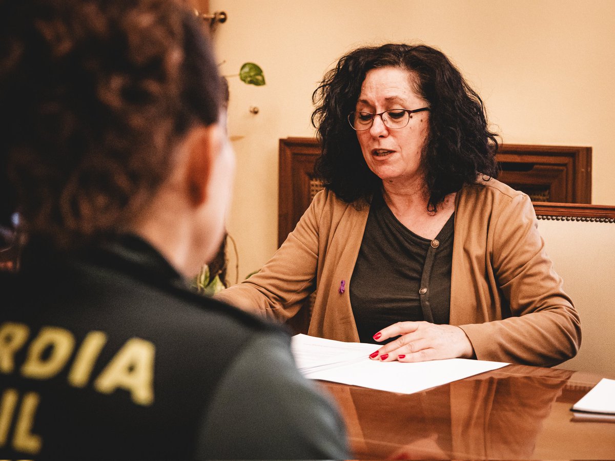 Avila_Gob's tweet photo. 💜 La Unidad #VioGen se reúne con las compañías de la @guardiacivil de #Ávila
✅️ Por la cooperación y seguimiento del #PlanRural contra la Violencia de Género https://t.co/xgQEuuvsEV