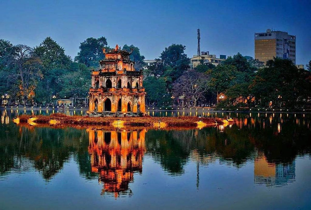 zLoveu111z's tweet photo. A cold winter afternoon, sitting by Hoàn Kiếm Lake, sipping on a hot cup of coffee, watching the rippling lake, the falling yellow leaves, the feeling is so peaceful and serene. The falling yellow leaves create a beautiful natural painting.
#Hanoi #Winter #Coffee #Hoguom. https://t.co/9xIMdiWY0d