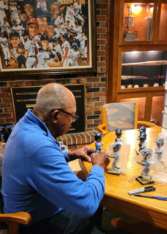 TonyOliva6's tweet image. The response to my spinning bobbleheads has been so great. Thank you all! Get one at tonyoliva6.com/store

I’d like to do another giveaway, just share this post for a chance to win an autographed baseball card from me! ⚾️