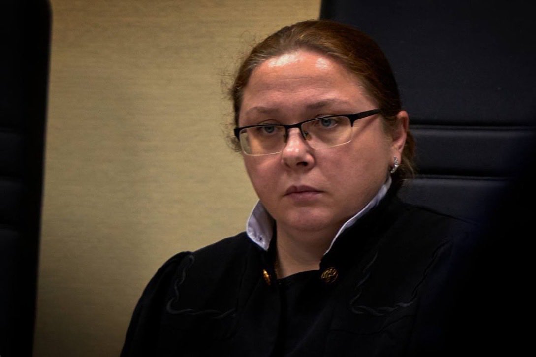 Лица нелюдей. 
Слева: террористы ХАМАСа с трупом убитой ими девушки. 
Справа: судья Оксана Демяшева, приговорившая Александру Скочиленко к 7 годам заключения. 
Стóят друг друга.