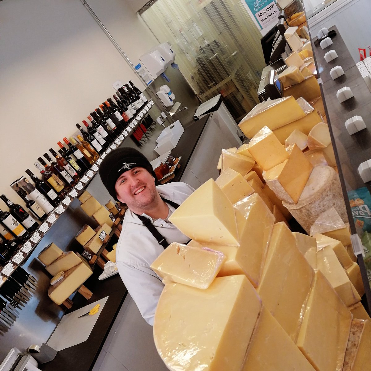 On the search for seasonal cheesemongers to join us for the festive period. Must love cheese, be a great team player and enjoy work in a busy, face paced shop. Email: Glasgow@georgemewescheese.co.uk or Edinburgh@georgemewescheese.co.uk

🧀🎄🧀🎄🧀🎄🧀🍾
#cheeselover #cheese