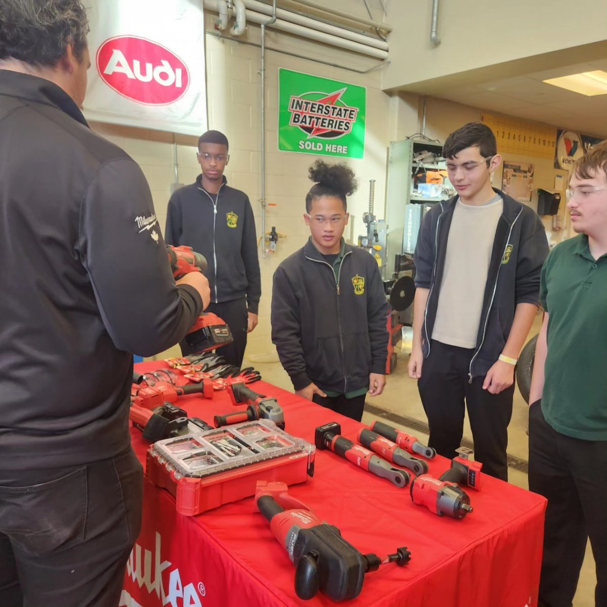 ppiro21's tweet image. Milwaukee Tool Time today @brcsschool  students receive hands-on learning with state of the art technology and products @milwaukeetool #TAKECOOP #skilledtrades #taketech @HWCDSB @OCEA_AECO @OCTEOntario