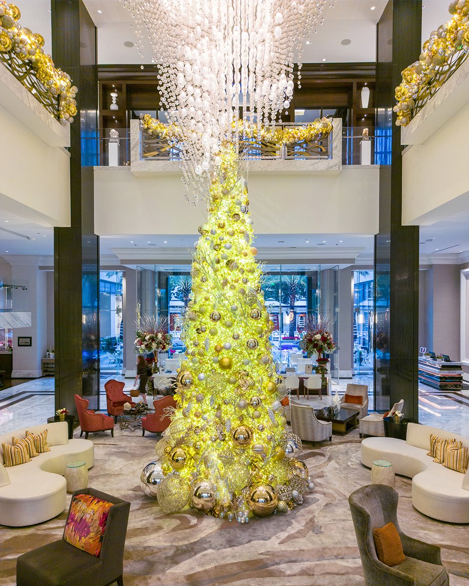 Embrace the magic of the holidays with your family at our annual Christmas Tree Holiday Lighting at The Post Oak Hotel on November 25 from 5pm–6pm. 🎄 Delight on 🔹Holiday beverages 🔹Musical performances 🔹A Special guest from The North Pole